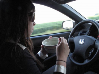 Illustration for article titled Ten Most Dangerous Foods To Eat While Driving